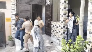 Viral Video: Cheating Husband Slaps, Fights With Wife After Being Caught With Girlfriend; Police Intervenes | Internet Reacts